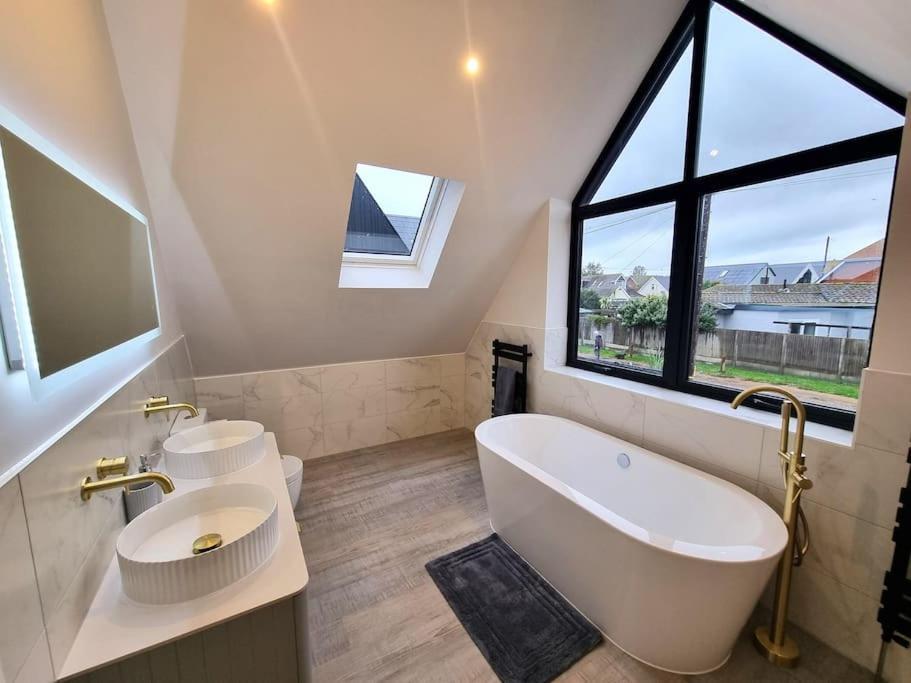 Brand New, Stunning Beachside House Seasalter Buitenkant foto