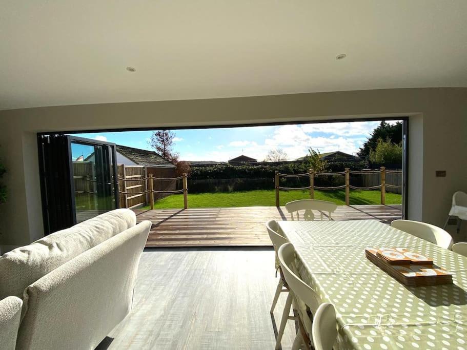 Brand New, Stunning Beachside House Seasalter Buitenkant foto